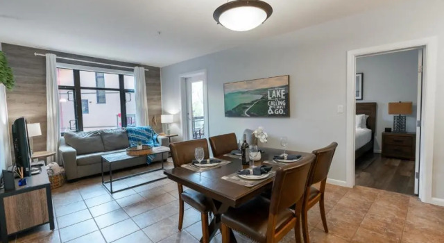 Bright and Airy Condo With Pool! #454, 预订 酒店 Kelowna 不列颠哥伦比亚省