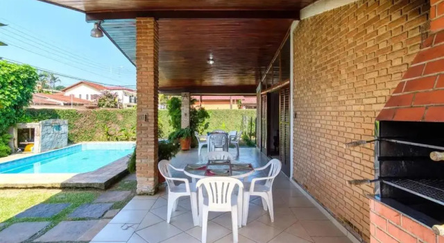 BH4 · BH4: CASA COM PISCINA AO LADO DA PRAIA GRANDE, Забронировать Отель Отели Убатуба с парковкой, рядом с Praia do Itagua, Парковка