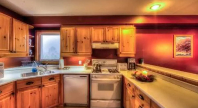 Кровать в общем номере 6 Bed Blue Mountain Executive Chalet with Hot Tub 157