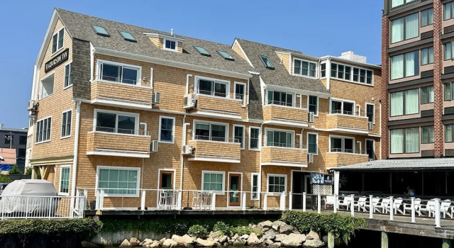 Harborside Inn, Забронировать Отель Отели Ньюпорт с завтраком, рядом с Конюшня The Breakers Stable &amp; Carriage House, Завтраки