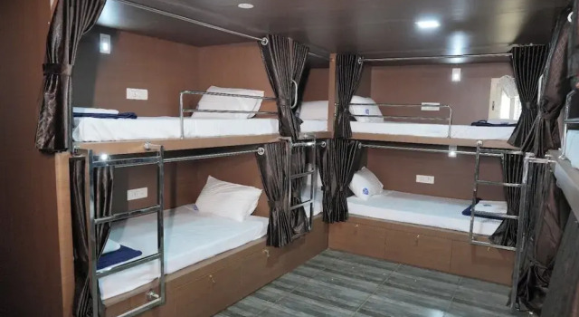 Кровать в общем номере Prarthana Residency