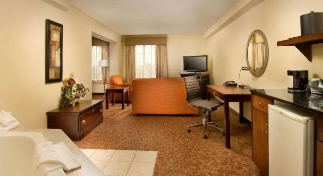 Люкс Business Comfort Suites Dulles Airport