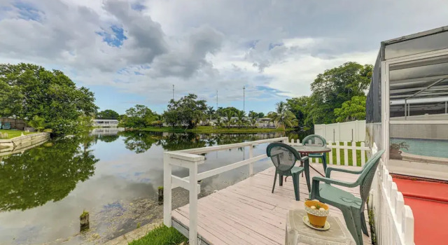 Коттедж Canal-front Gem w/ Pool: 3 Mi to Hard Rock Stadium