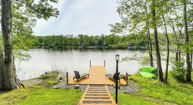 Коттедж Hot Tub + Game Room! Lakefront Gem in Pocono Mtns