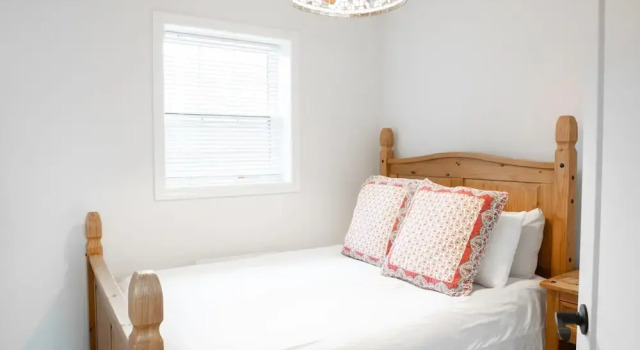 Коттедж Detached Victorian Style Tiny Home - Long Stays U7