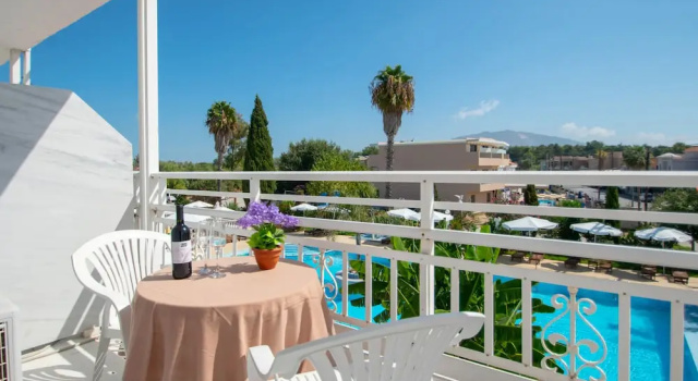 Трёхместный номер Standard с видом на бассейн Ikaros Hotel