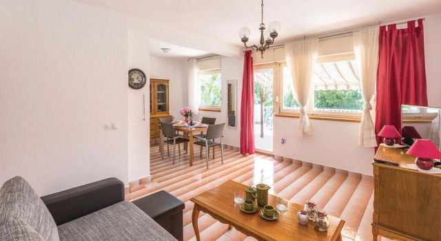 Amazing Apartment in Tucepi With 2 Bedrooms and Wifi, Rezerwuj Apartament Hotele w Split-Dalmatia County z parkingiem, Parking