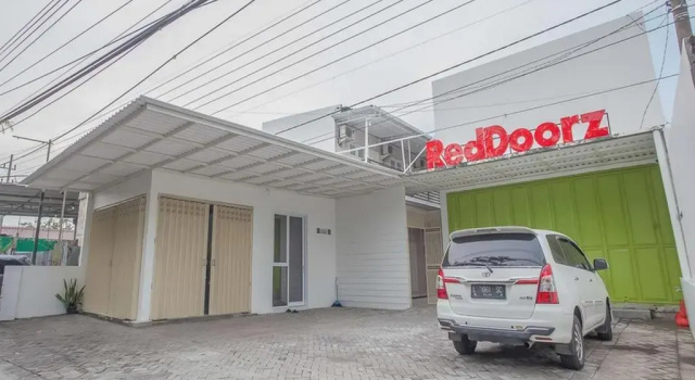 RedDoorz near Ciputra Golf Surabaya