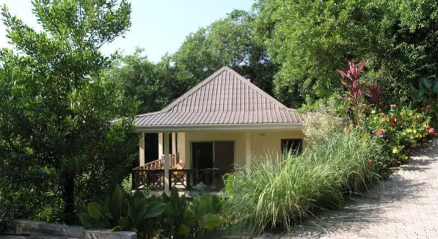 Devon Residence, Book Hotel Hotels in Mahe with Parking, Parking