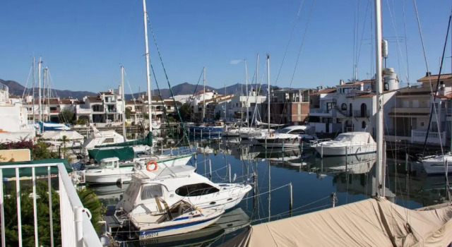 PORT ARGONAUTAS 49 1º, Забронировать Отель Отели Alt Empordà с парковкой, Парковка