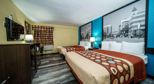 Четырёхместный номер Standard Super 8 by Wyndham Wichita Airport West Kellogg