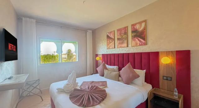 Luxurious Duplex in a Peaceful Resort, Забронировать Курортный отель Отели Марракеш-Тенсифт-Эль-Хауз с парковкой, Парковка