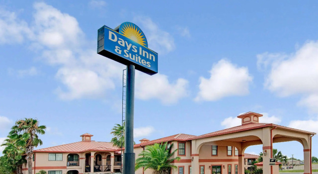 Номер Deluxe Days Inn & Suites by Wyndham Braunig Lake
