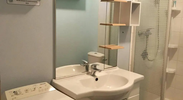 T2 meublé pour curistes, vacanciers et stagiaires, Rezerwuj Apartament Hotele w Charente-Maritime z parkingiem, Parking