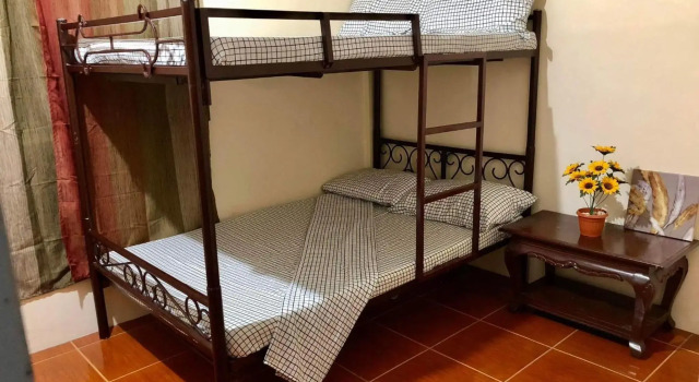 15pax-2 minutes to Vigan-RoseandFer Transient-2 Bedroom House, Rezerwuj Hotel Hotele w Ilocos Region z parkingiem, Parking