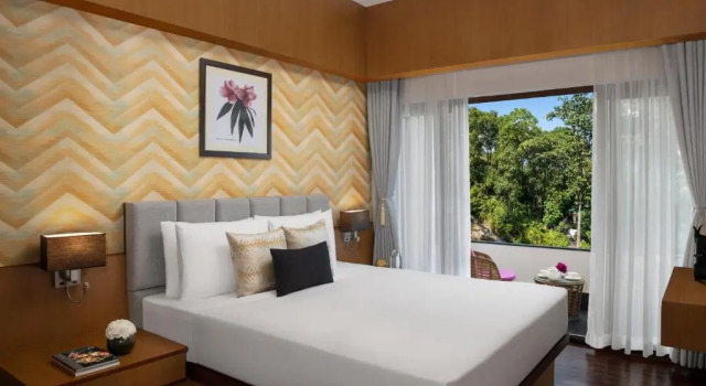 Двухместный номер Premium с балконом и с видом на бассейн Vivanta Sikkim Pakyong