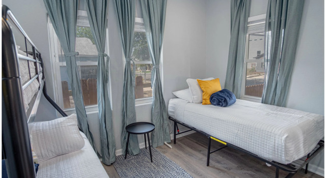 Delightfully Renovated 4 Br/2 BA Near DT Riverwalk, Забронировать Дом для отпуска Сан-Антонио Bexar County, рядом с Highland Park