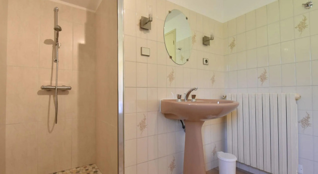 Cozy Holiday Home in Coux-et-Bigaroque with a Private Pool, Prenota Hotel Hotel a Aquitania con parcheggio, Parcheggio