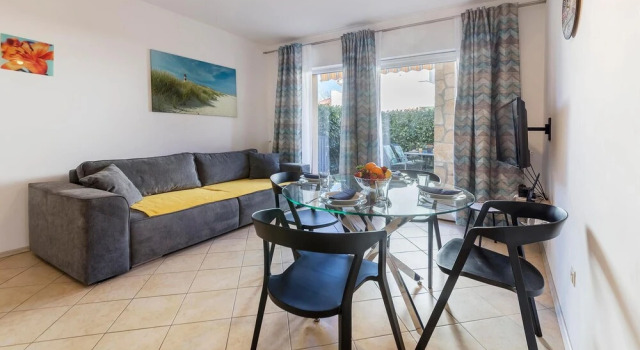 Awesome Apartment in Banjole With Wifi, 1 Bedrooms and Outdoor Swimming Pool