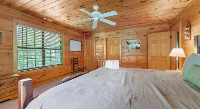 Elliotts Hideaway Adorable Cabin Fire pit hot tub Deck pet Friendly Wifi