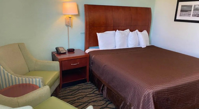 Номер Standard NEW 2026-Ocean Sands Beach Boutique Inn-24Hr Sauna and Salt-Mineral Pool-Free Beach Bikes and Famous Beach-Fresh Baked Cookies-Popcorn-In Room Bathrobes-Sunscreen-65 Inch TVsNetflix-Bedside Candy-Free Laundry- 4 Grand Black Beds-Call & Save-1-252-AHA-SAND
