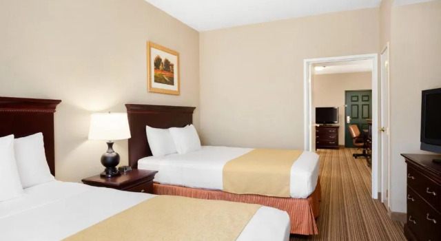 Четырёхместный люкс Country Inn & Suites by Radisson, Ithaca, NY