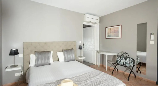 Havuz manzaralı Standart çift kişilik oda Hôtel Saint Geniès