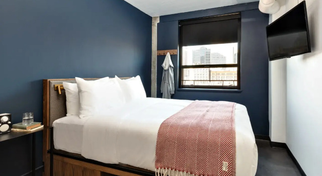 Номер Bath: Down the Hall The Revolution Hotel
