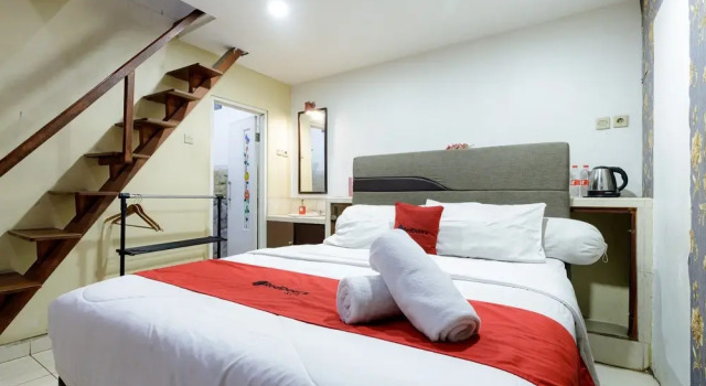 Standard Family room RedDoorz Plus near Trans Studio Cibubur 2