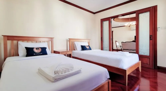 RoomQuest Thonglor, Забронировать Отель Отели Бангкока с парковкой, рядом с Международный колледж Университета Бангкока, Парковка