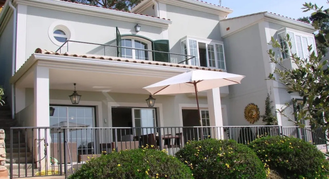 Cozy Villa in Santa Cristina d'Aro with Swimming Pool, Забронировать Вилла Отели Санта-Кристина-де-Аро с парковкой, Парковка