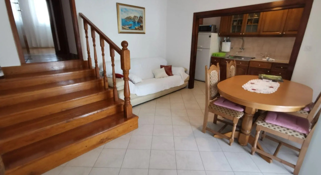 Srđan - 10 m From the Beach - A2, Rezerwuj Hotel Hotele w Split-Dalmatia County z parkingiem, Parking