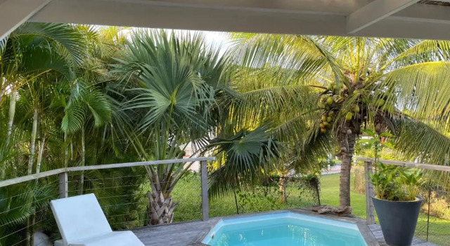 Charmant bungalow avec petite piscine privée, Забронировать Отель Ривьер-Сале Фор-де-Франс