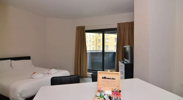 Двухместная студия Premium с балконом Apartment Wharf – Canary South