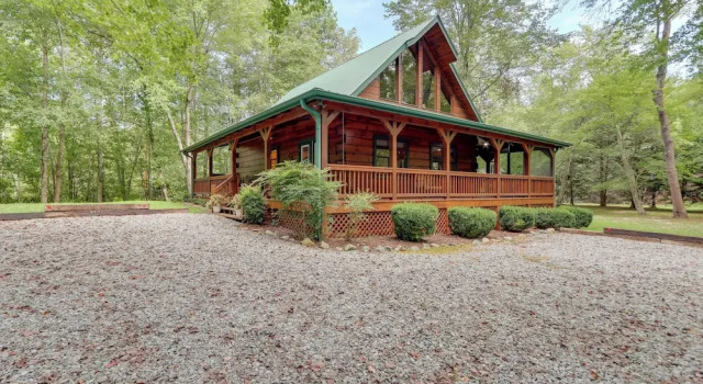 Коттедж Blue Ridge Cabin Rental w/ Hot Tub & Creek Access!