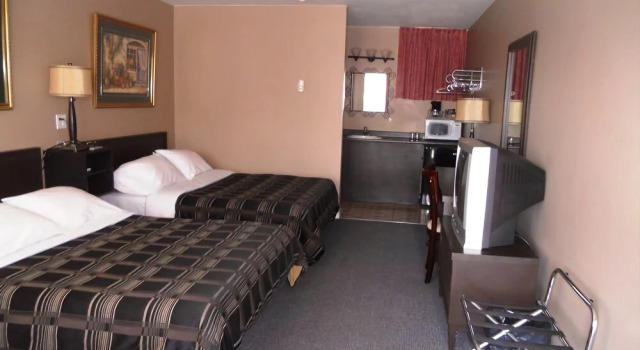 Canadiana Inn, Забронировать Отель Отели Durham Region с бассейном, Бассейн