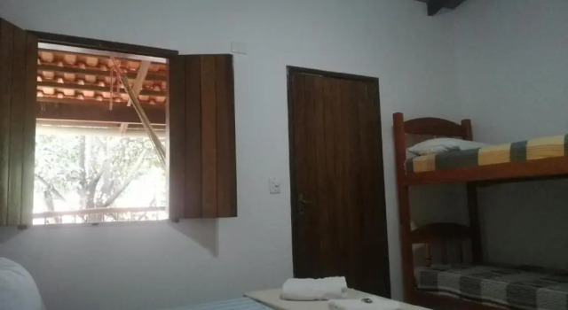 Кровать в общем номере Pousada Casa de Nomades