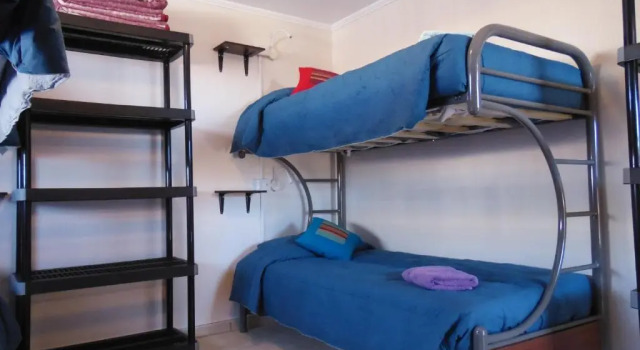 Кровать в общем номере Hostal Campo Base