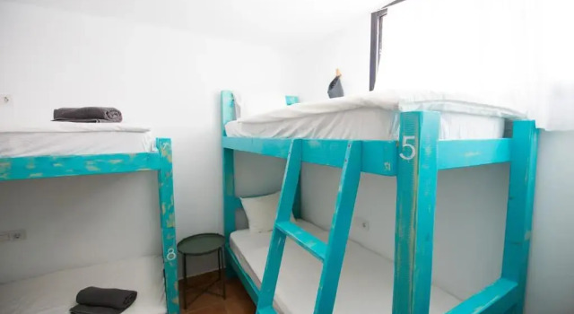 Кровать в общем номере Surfers Retreat
