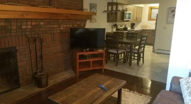 Ski In/Out Trailside Townhome, Varaa Hotelli Hotellit New England uima-altaalla, Uima-allas