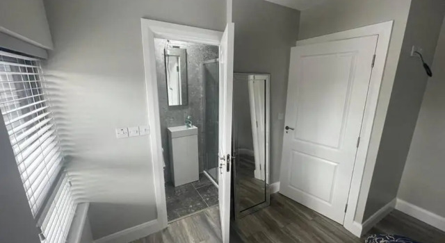 Modern 3 bed Townhouse newly refurbished free parking 10 mins walk to town centre , hospital and college. Wi-fi , Satellite TV, ideal rental for couples, families, professionals. Non smoking Premises, Prenota Hotel Wexford 