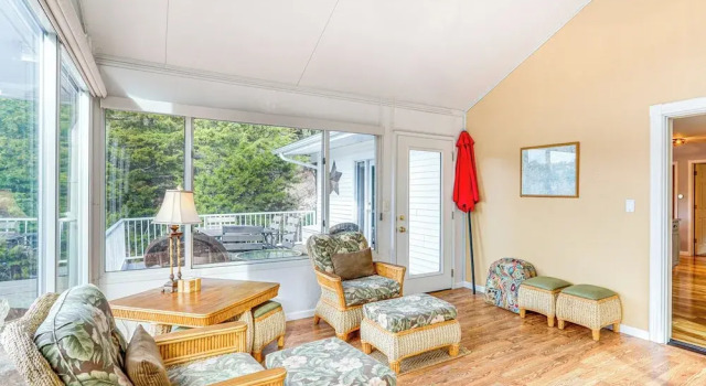 Коттедж 'the Waterfront Gem' w/ Dock in Osage Beach!