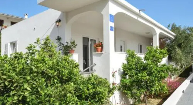Holiday Home Mery, Забронировать Апартаменты/квартира Винишче Trogir Riviera, рядом с Пляж Купиница