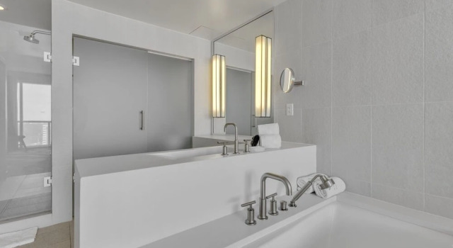 Stunning Oceanfront Condo W/ Extended Balcony 2 Bedroom Condo by RedAwning, Fort Lauderdale, Забронировать Отель Форт-Лодердейл Broward County, рядом с Пляж Себастьян-стрит