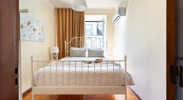 ALTIDO Classic 2BR Apt in Baixa w/balcony in Baixa, close by Rossio subway, Забронировать Апартаменты/квартира Апартаменты Лиссабона, рядом с Núcleo Arqueológico, Апартаменты/квартира