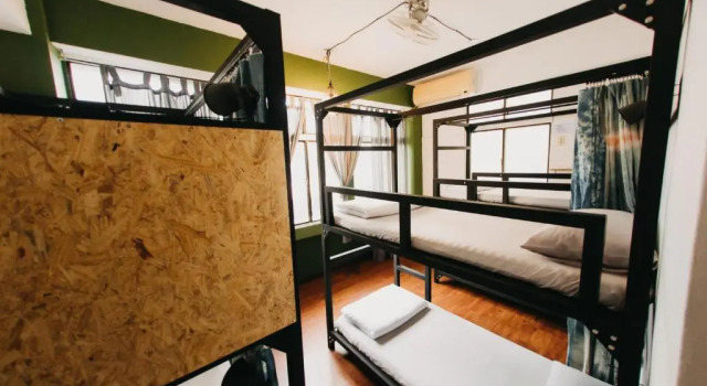 Кровать в общем номере Lazy House