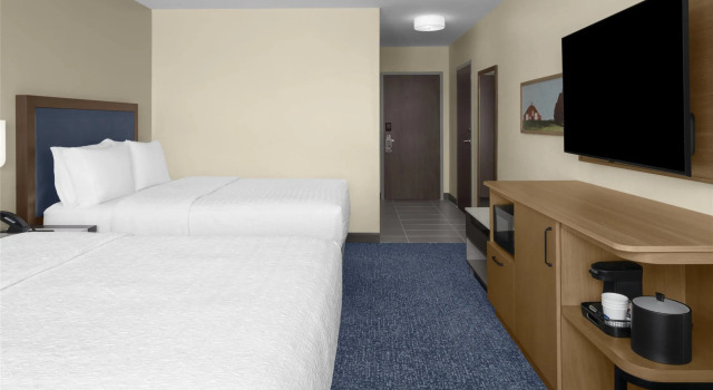 Четырёхместный номер Standard Hampton Inn & Suites By Hilton Long Island Farmingdale