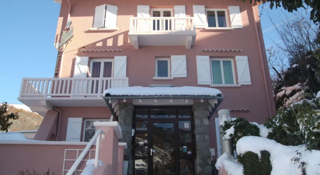 Hôtel Le Grillon, Book Hotel Hoteller i Ax-les-Thermes med parkering, Parkering