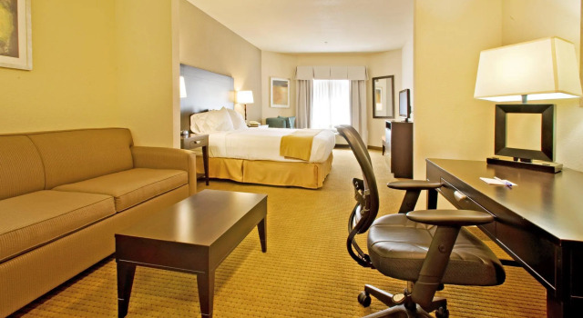 Четырёхместный люкс Holiday Inn Express Hotel & Suites Shamrock North by IHG