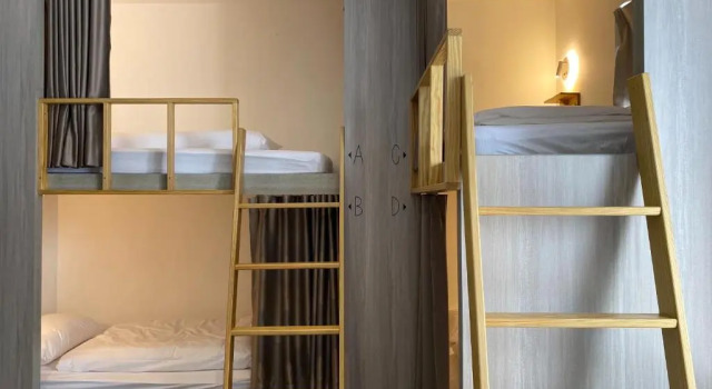 Letto in camerata con balcone We Come Hostel